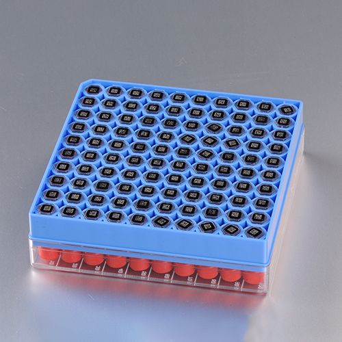 0.5ml冻存管（带红色管盖）＋1英寸冻存盒（蓝色，133*133*36mm；盒子带条码+直读码），伽马射线灭菌，无RNase、无DNase、无内毒素和外源DNA，三码合一管，100格冻存管，6套/盒，2盒/箱