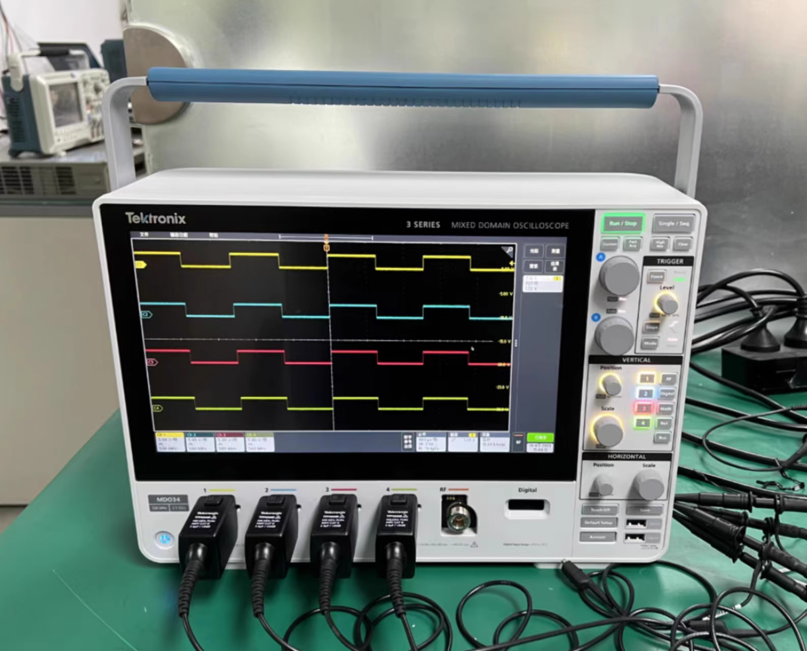 美国Tektronix泰克MDO32混合域示波器