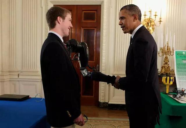 19岁少年发明意念操控假肢仅600美元 获奥巴马邀请参加NASA工作